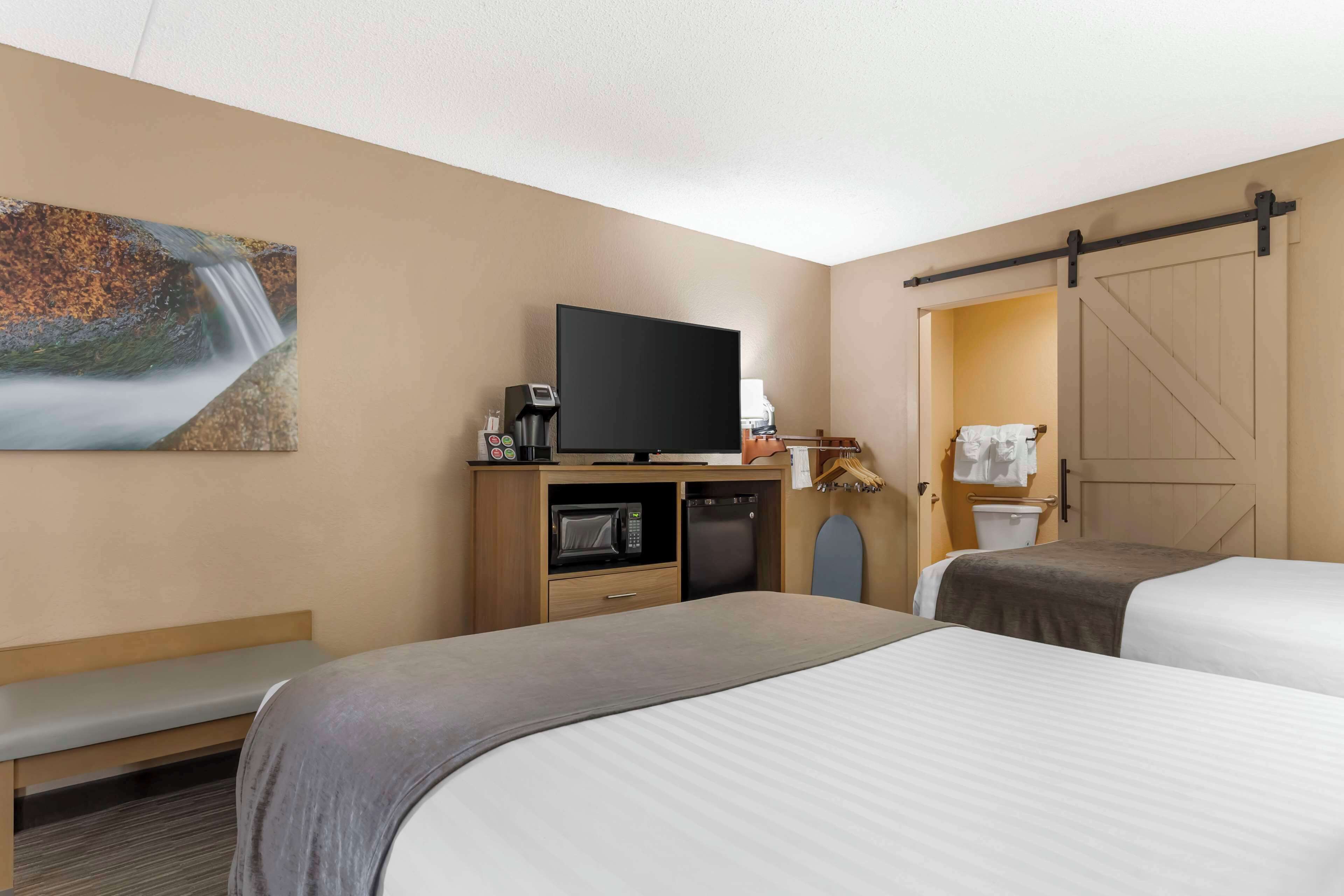 standard room, 2 double beds, accessible, bathtub | individually decorated, individually furnished, desk, laptop workspace