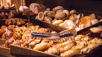 Petit déjeuner buffet (28 EUR par personne)