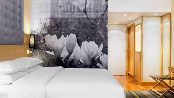 Luxe beddengoed, een minibar, een kluis op de kamer, een bureau