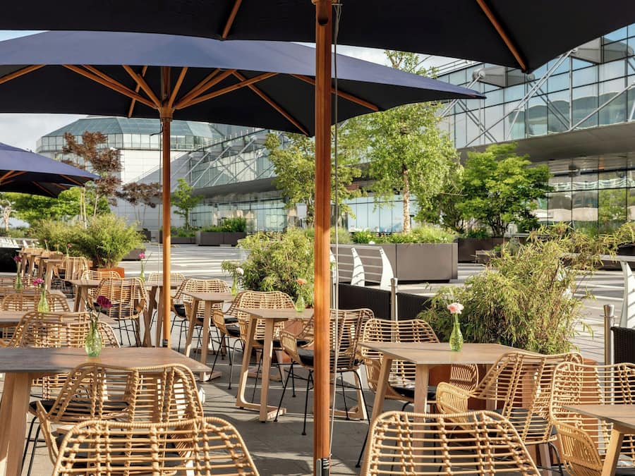 Serveert ontbijt, lunch en diner