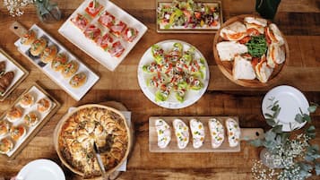 Une variété d’aliments disposés sur une table en bois.