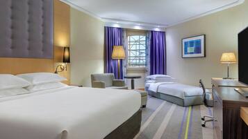 Kamar Deluks, 1 Tempat Tidur Double | Seprai premium, minibar, brankas, dan meja kerja