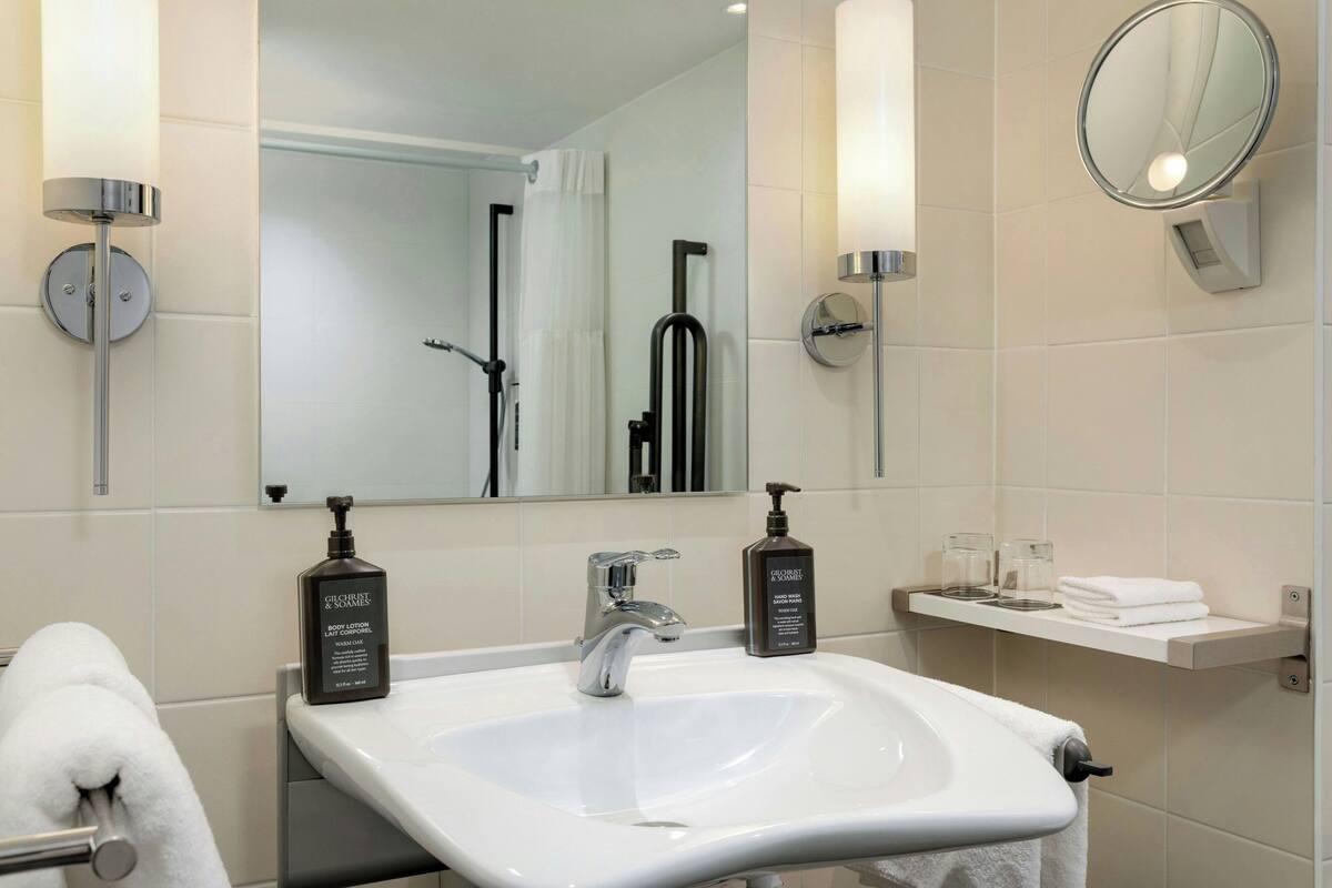 classic room, 1 king bed, non smoking | bathroom | combined shower/bathtub, free toiletries, hair dryer, bathrobes