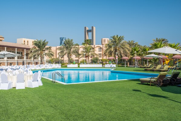 Outdoor pool, sun loungers