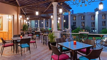 2 μπαρ/lounge, μπαρ δίπλα στην πισίνα