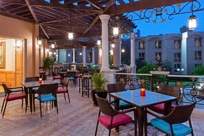 2 quầy bar/khu lounge, quầy bar bên hồ bơi 