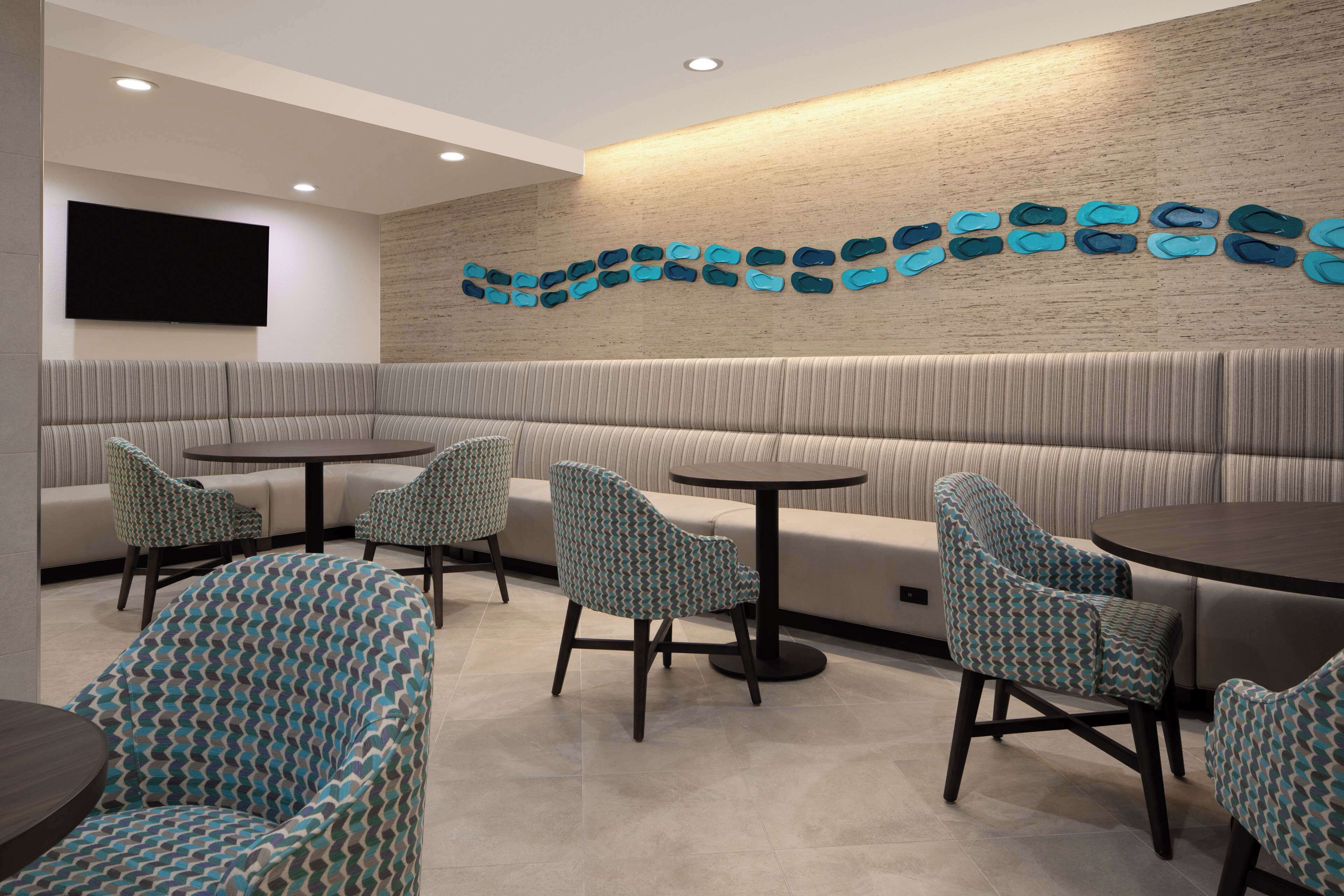 Ein stilvoller Lounge-Bereich mit einer Couch, Sesseln und Tischen.