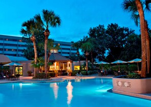 Una piscina al aire libre (de 06:00 a 23:00), sombrillas
