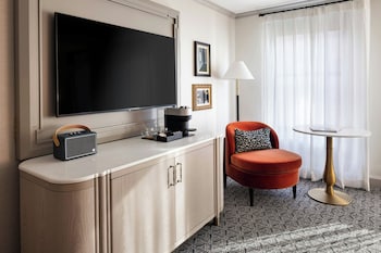 Frette Italian sheets, premium bedding, pillowtop beds, in-room safe at The Talbott, Autograph Collection