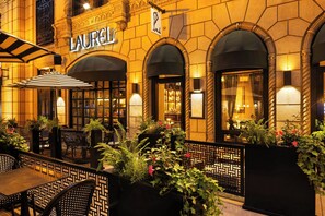 Serviço de café da manhã, almoço, jantar; restaurante ao ar livre