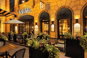 Serviço de café da manhã, almoço, jantar; restaurante ao ar livre