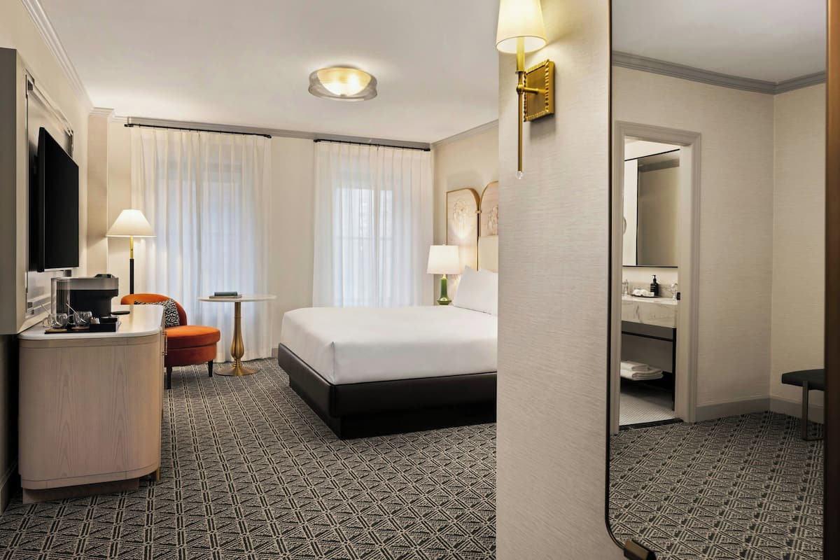 Deluxe Room, 1 King Bed, City View