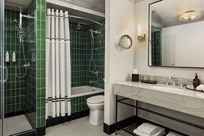 Đồ dùng nhà tắm được thiết kế riêng, máy sấy tóc, khăn tắm 