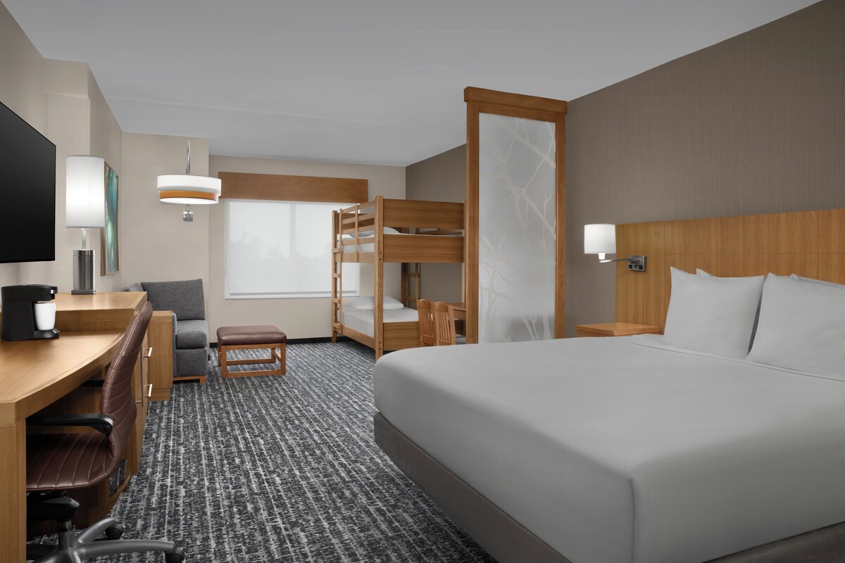 Premium bedding, in-room safe, desk, iron/ironing board