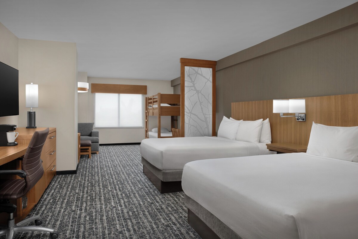 Premium bedding, in-room safe, desk, iron/ironing board
