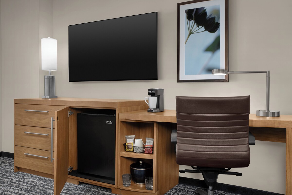 Premium bedding, in-room safe, desk, iron/ironing board