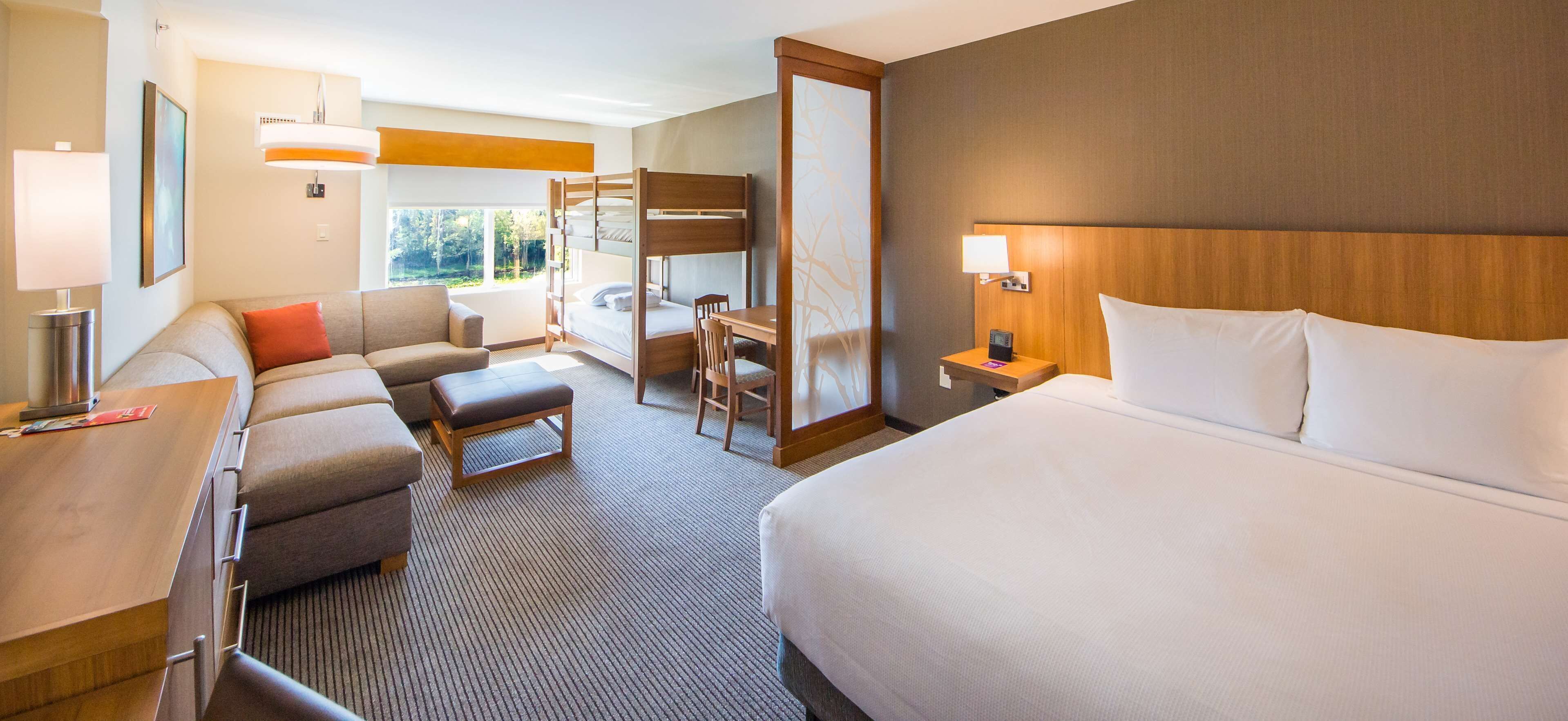 Peralatan tempat tidur premium, peti besi dalam bilik, meja 