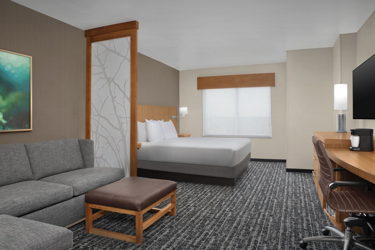Premium bedding, in-room safe, desk, iron/ironing board