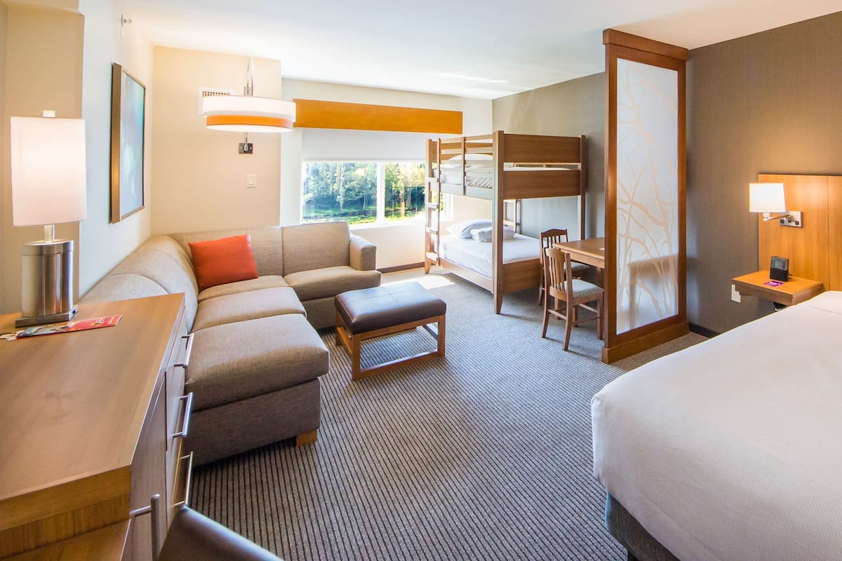 Premium bedding, in-room safe, desk, iron/ironing board