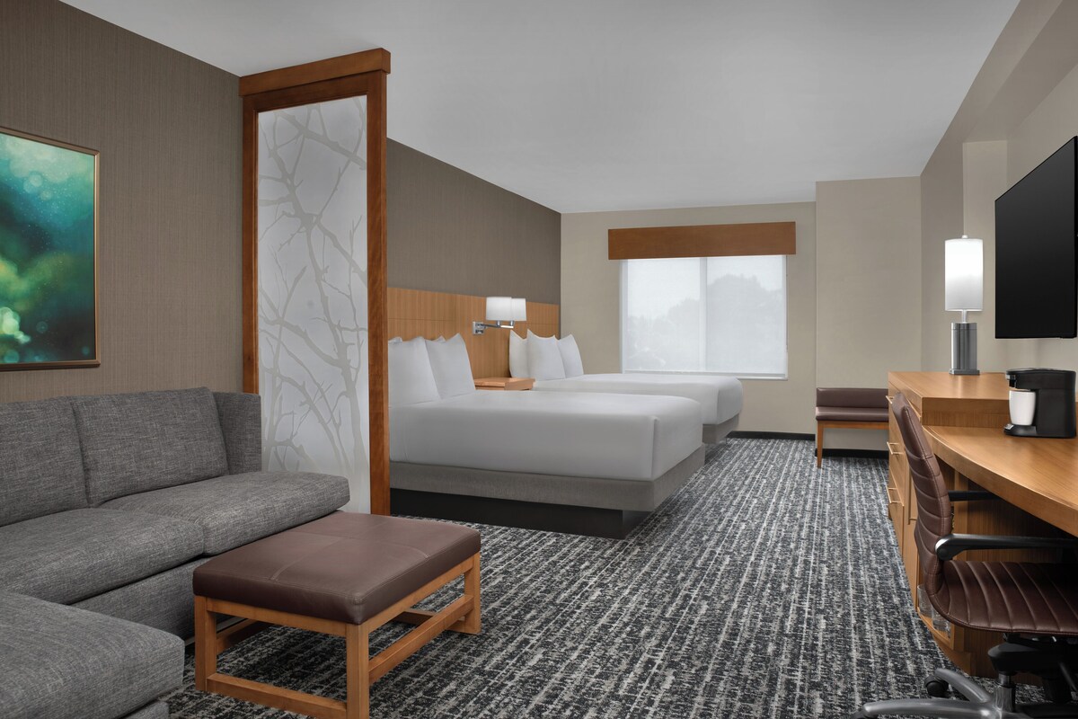Peralatan tempat tidur premium, peti besi dalam bilik, meja 