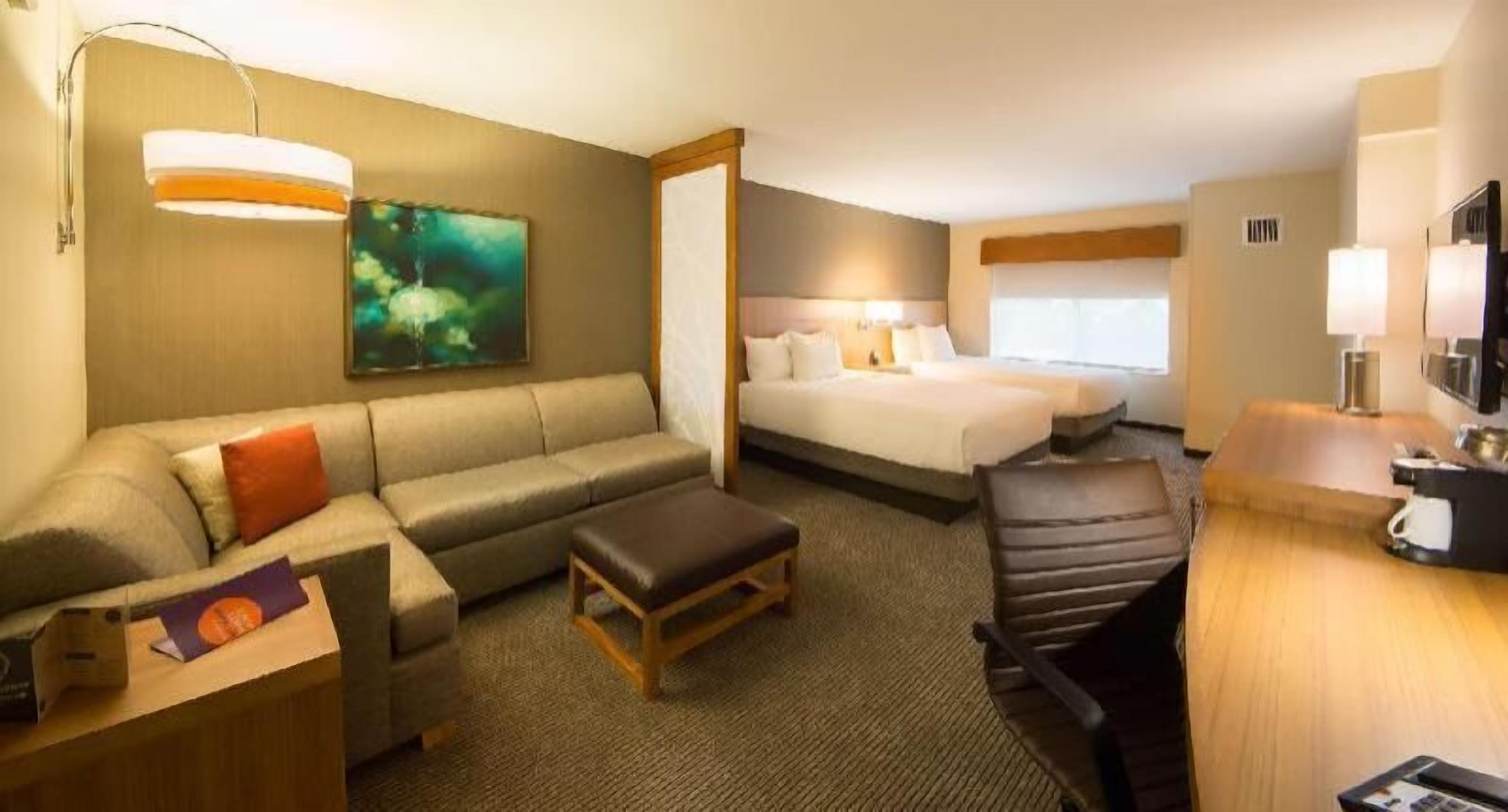 Peralatan tempat tidur premium, peti besi dalam bilik, meja 