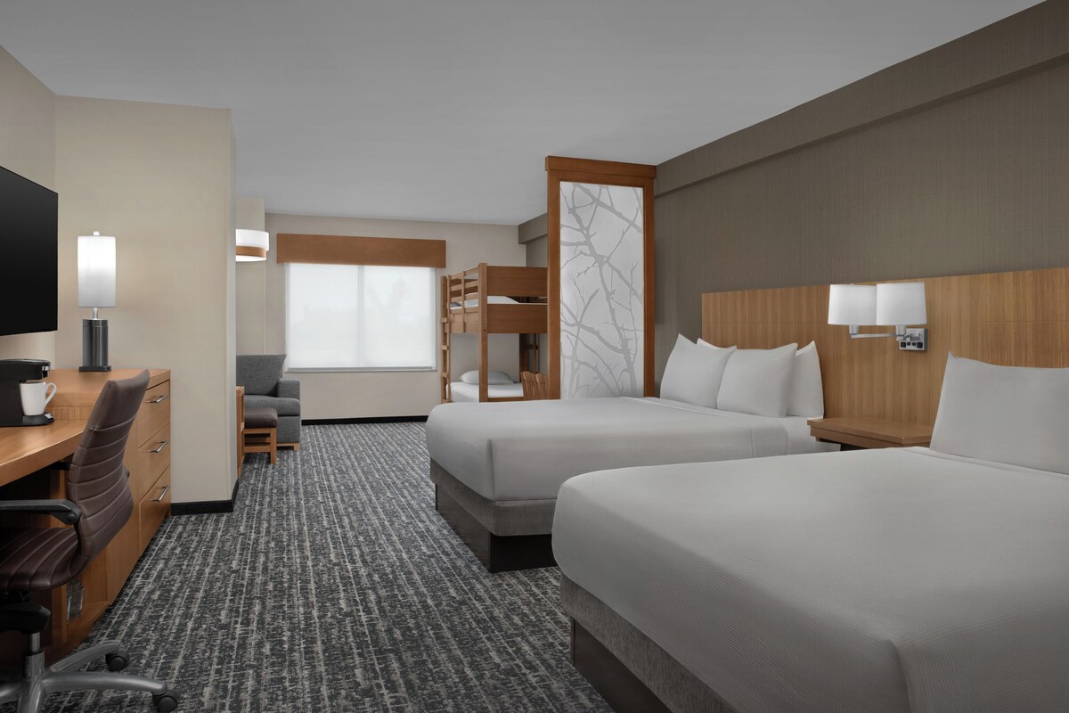 Premium bedding, in-room safe, desk, iron/ironing board