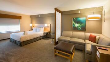 Ropa de cama de alta calidad y caja de seguridad en la habitación