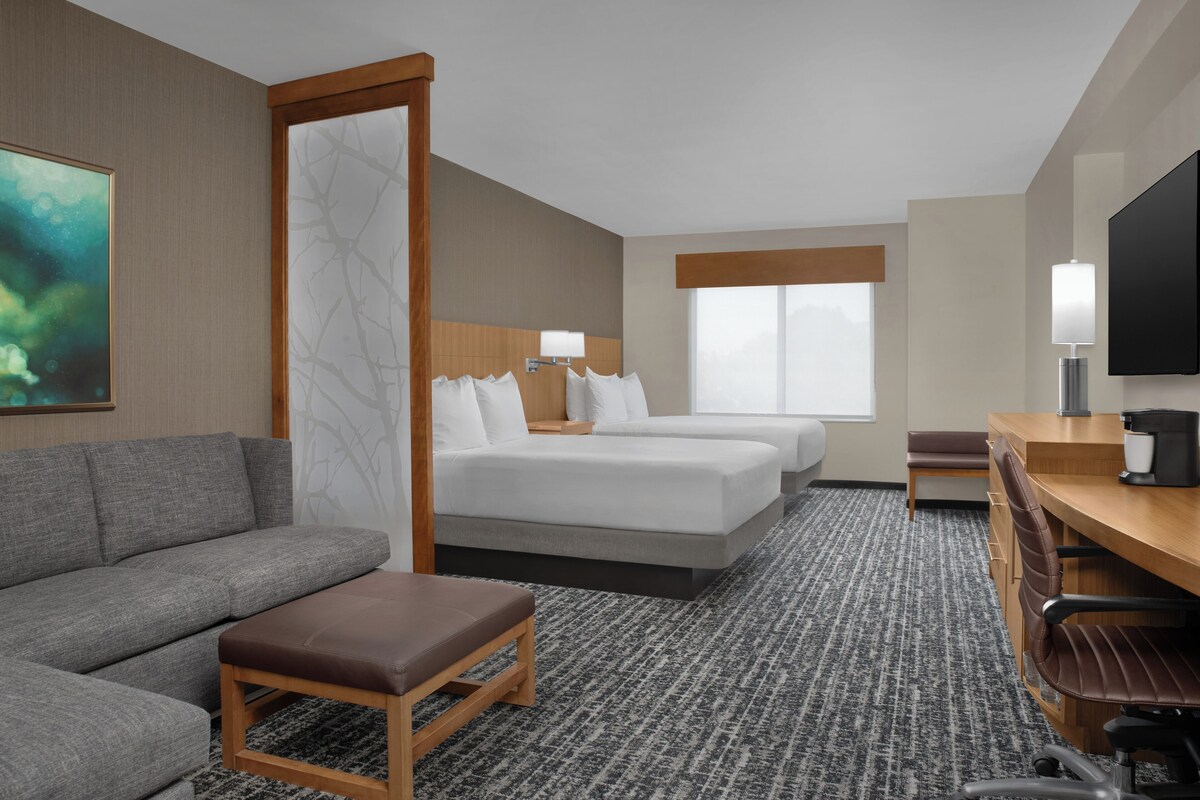 Peralatan tempat tidur premium, peti besi dalam bilik, meja 