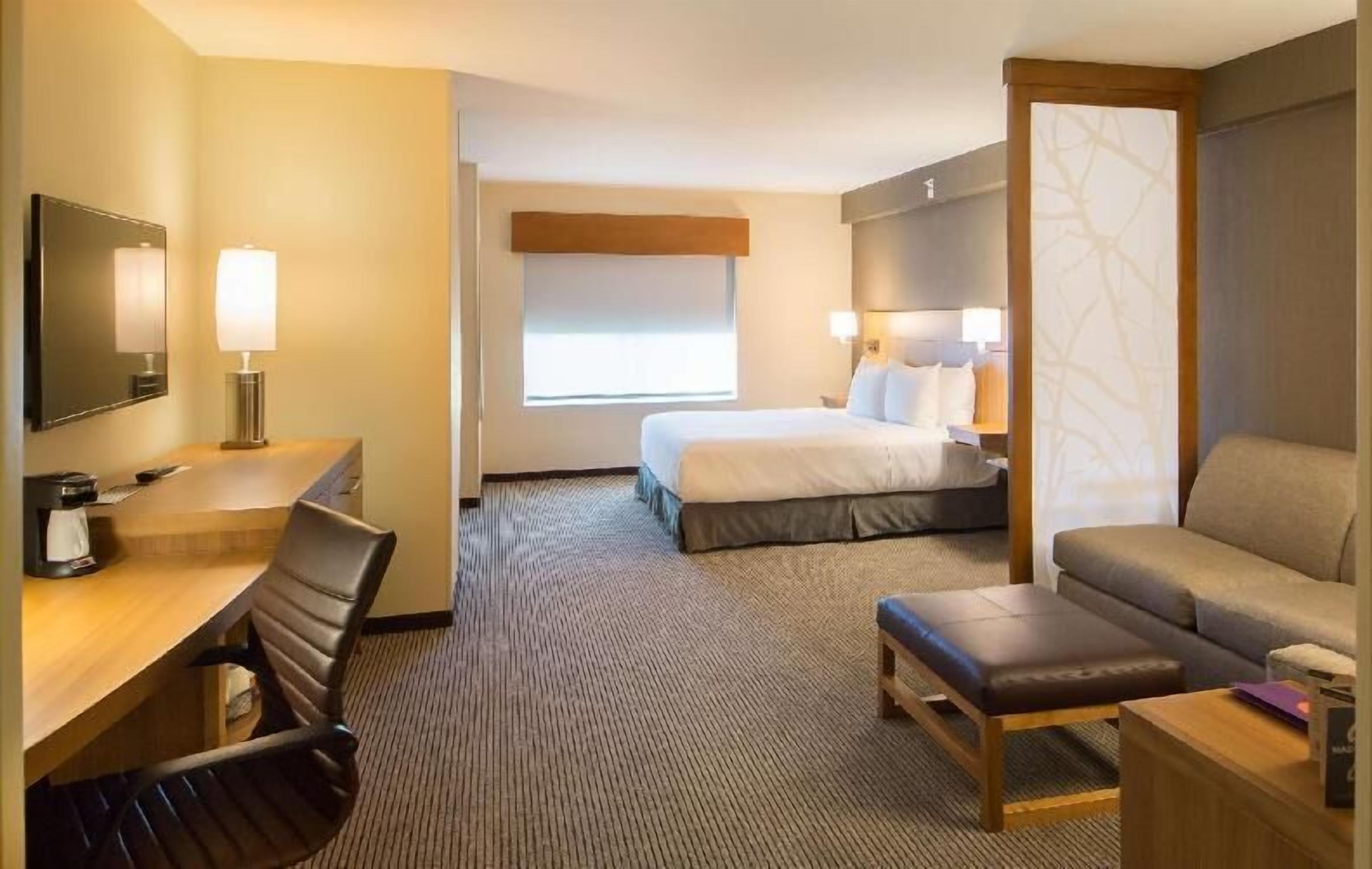 Peralatan tempat tidur premium, peti besi dalam bilik, meja 