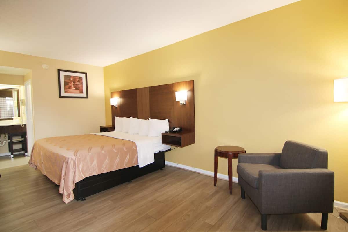 Tabla de planchar con plancha, wifi gratis y ropa de cama
