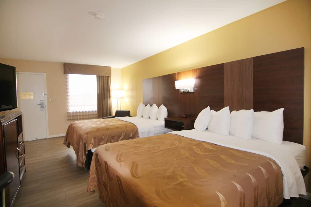 Tabla de planchar con plancha, wifi gratis y ropa de cama