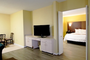 Suite, 1 King-Bett, barrierefrei, Nichtraucher | Bügeleisen/Bügelbrett, kostenloses WLAN, Bettwäsche
