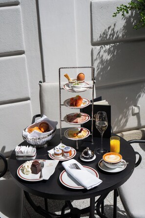 Daily buffet breakfast for a fee