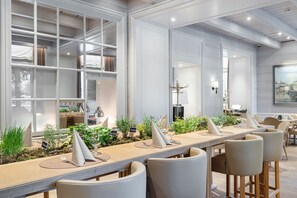 2 restaurants; lunch and dinner served