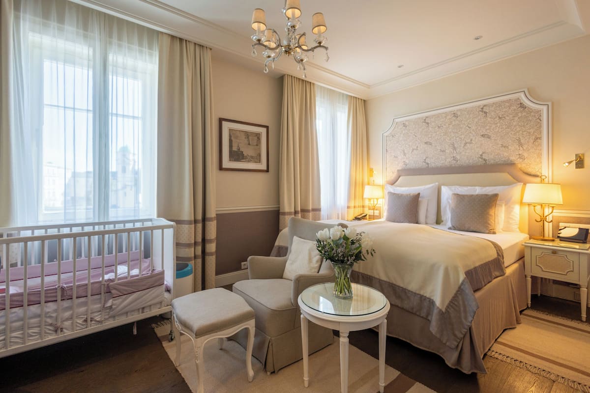 Familie suite | Luxe beddengoed, donzen dekbedden, een minibar, een kluis op de kamer