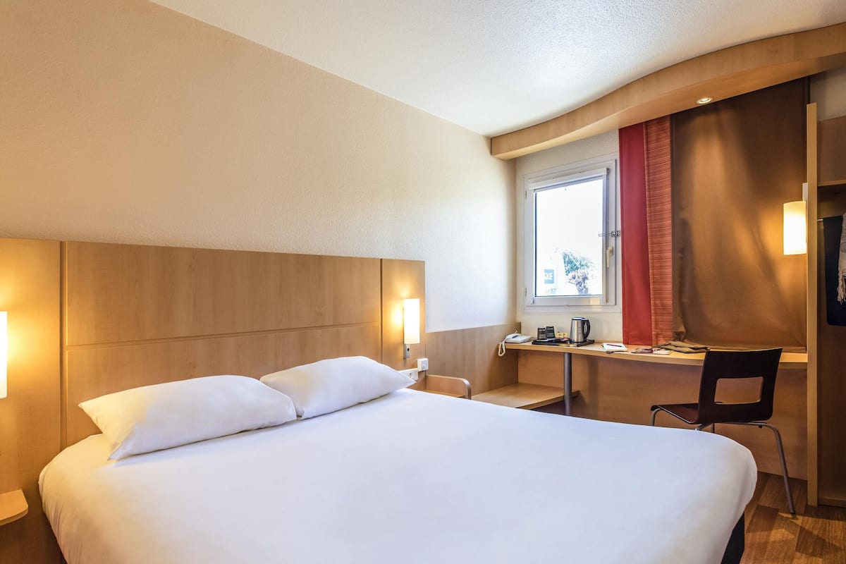 Standard-Doppelzimmer, 1 Doppelbett | 1 Schlafzimmer, hochwertige Bettwaren, Schreibtisch