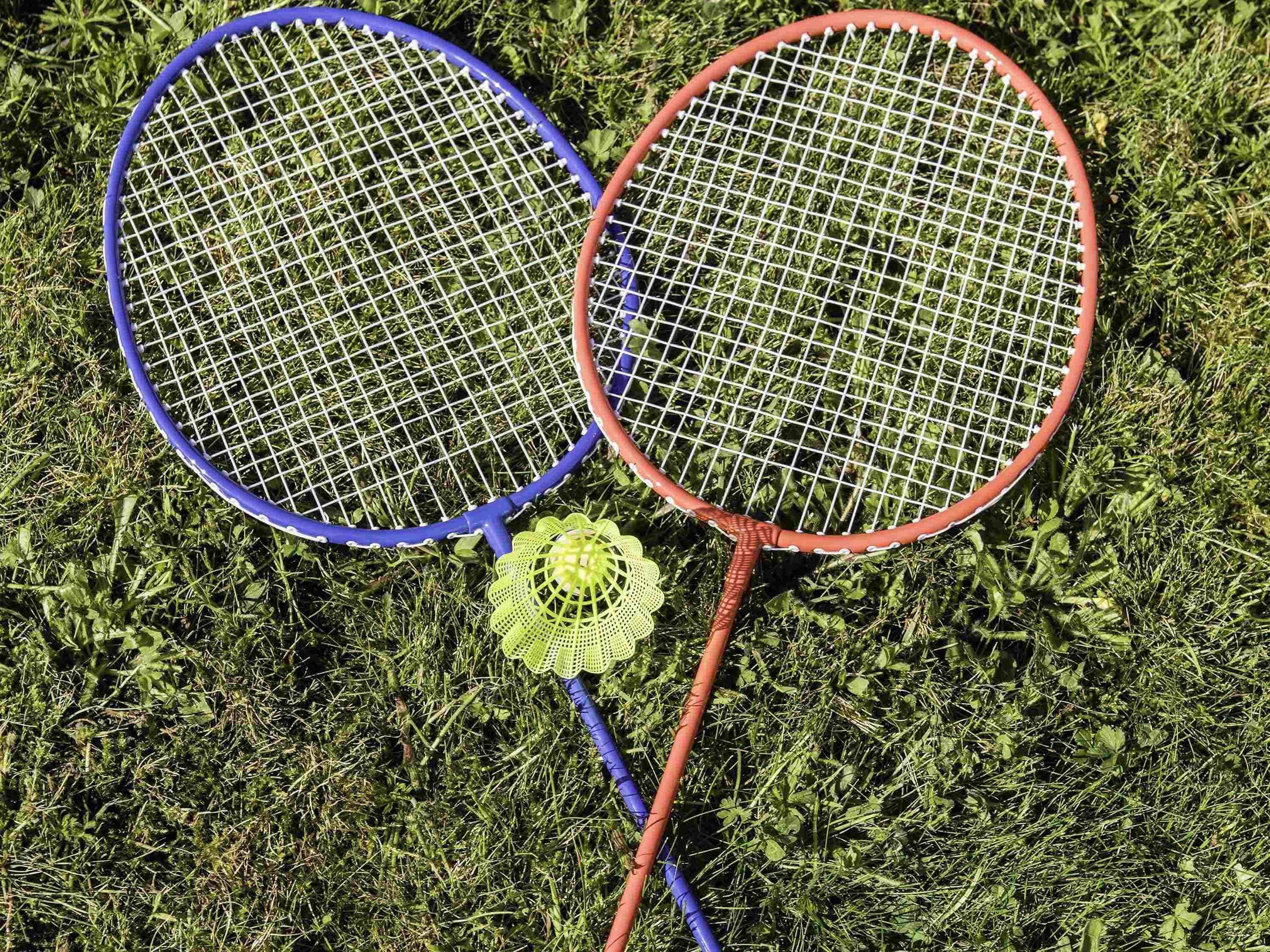 Twee tennisrackets op het gras.