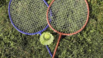 Twee tennisrackets op het gras.