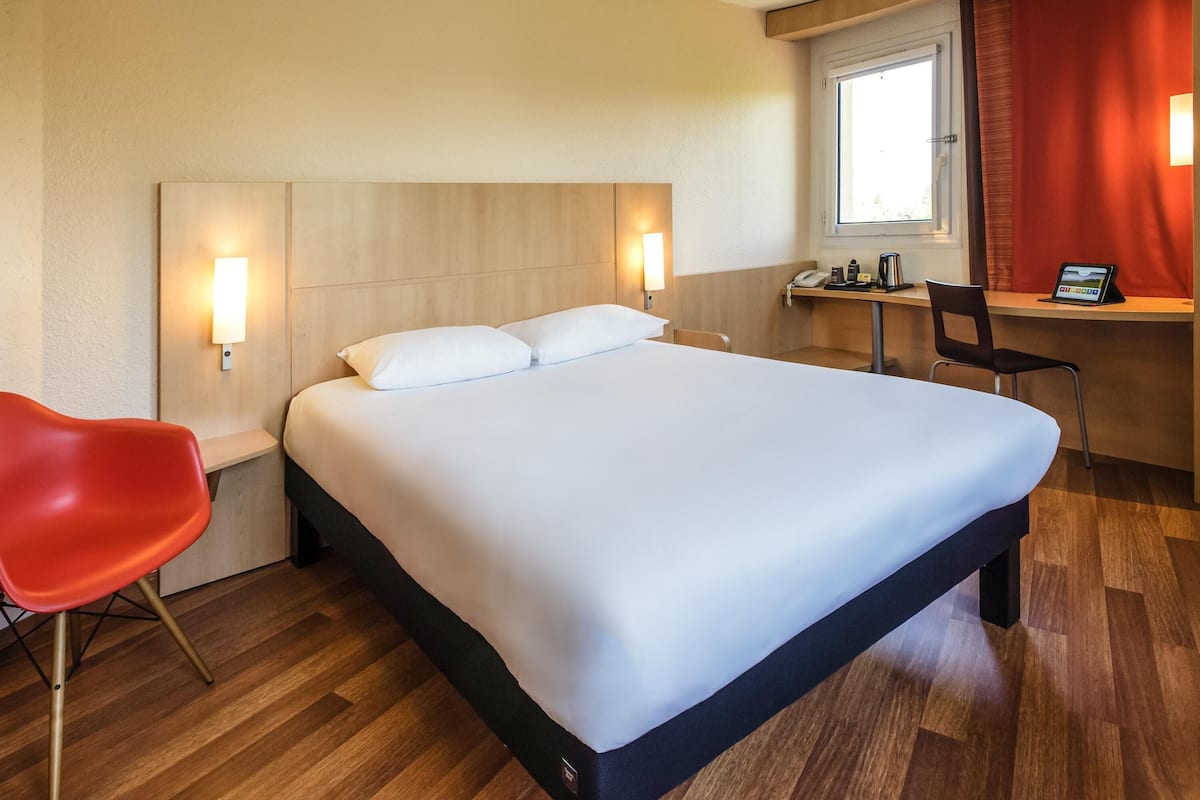 Standard Double Room, 1 Double Bed | 1 bedroom, premium bedding, desk, soundproofing