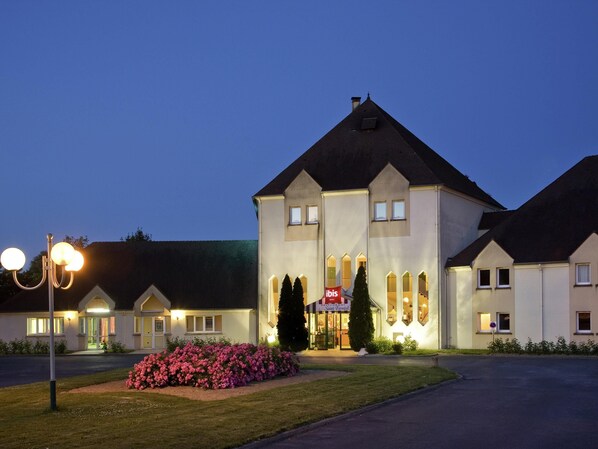 A large building with multiple windows and a prominent entrance. - ibis Chateau Thierry (Essomes-sur-Marne)