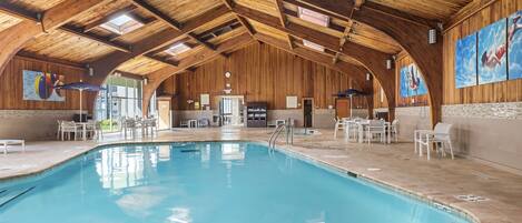 Una piscina techada, sillones reclinables de piscina