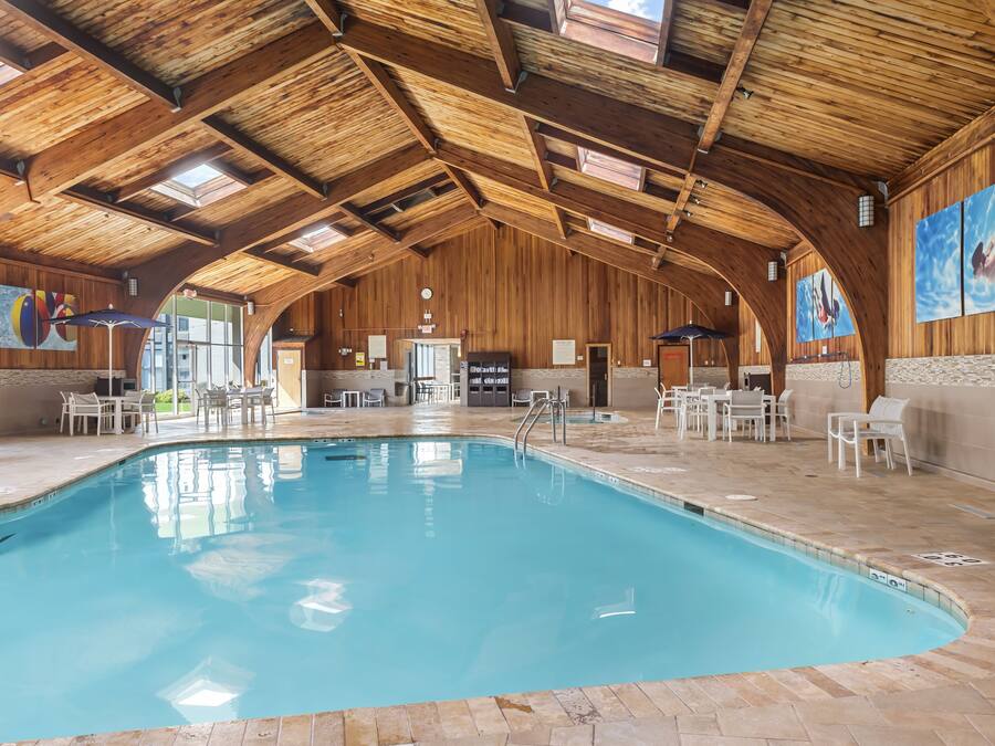 Piscina coperta, con ingresso dalle 06:00 alle 24:00, lettini