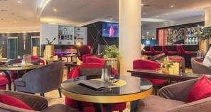 Melayani sarapan, makan siang, makan malam; dengan pemandangan taman