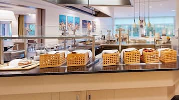 Se sirven desayunos y cocina internacional (con vistas al jardín)