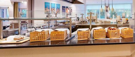 Serviço de café da manhã, culinária internacional, vistas para o jardim