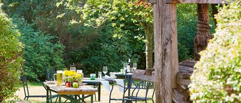 Breakfast, lunch, dinner served; international cuisine, garden views