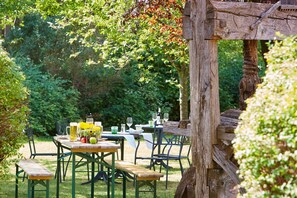 Breakfast, lunch, dinner served; international cuisine, garden views 