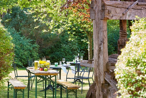 Se sirven desayunos y cocina internacional, con vista al jardín 