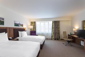 Bantalan ekstra lembut, brankas, dan meja kerja