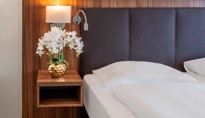 Camas com colchões pillow-top, cofres nos quartos, escrivaninha